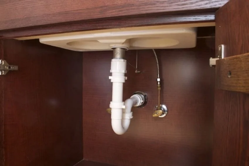 Collegamenti di scarico sotto un lavabo